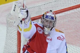 Brankář Slavie Praha Adam Svoboda se po nájezdech raduje z vítězství.