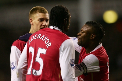 William Gallas roztrhává Emmanuela Adebayora a Nicklase Bendtnera.