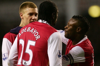 POtyčka fotbalistů Arenalu. Zleva Bendtner, Adebayor, Gallas.