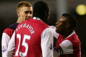 POtyčka fotbalistů Arenalu. Zleva Bendtner, Adebayor, Gallas.
