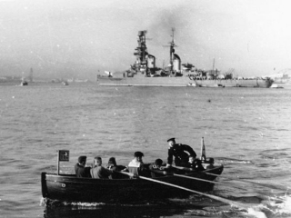 Z historie černomořské flotily. Křižník Admirál Nachimov na Krymu.