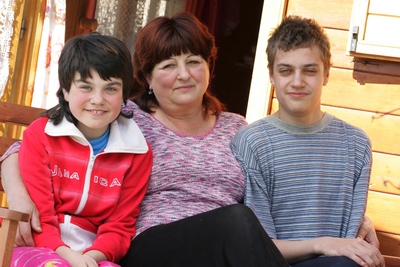 Ilustrační foto - děti se svou adoptivní matkou