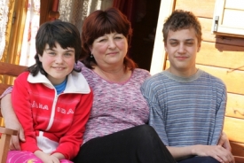 Ilustrační foto - děti se svou adoptivní matkou
