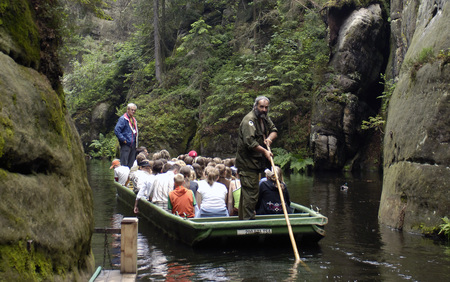 Turisté se plaví na pontonových lodích po jezírku v srdci Adršpašských skal již 150 let. Turisté se plaví na pontonových lodích po jezírku v srdci Adršpašských skal již 150 let.