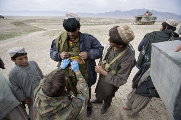 Vojáci ISAF ošetřují v terénu afghánského civilistu. Vojáci ISAF ošetřují v terénu afghánského civilistu.