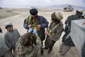 Voj&aacute;ci ISAF o&scaron;etřuj&iacute; v ter&eacute;nu afgh&aacute;nsk&eacute;ho civilistu.