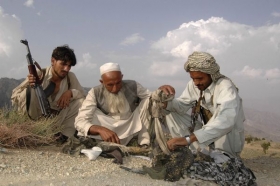 Ozbrojenci v Pákistánu na hranici s Afghánistánem.