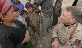 Americká armáda pomáhá versnřčanům v Afghánistánu.