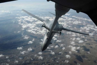 Významný Manas. B-1B tankuje ve vzduchu palivo z KC-10 Extender.