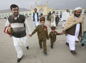 Afghánci v Kábulu při jednom z muslimských svátků.