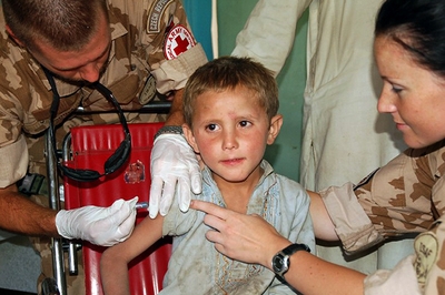 Čeští vojáci přeočkovali děti v sirotčinci proti žloutence typu A.