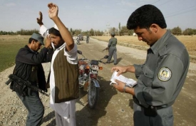 V prvn&iacute; linii. Afgh&aacute;n&scaron;t&iacute; policist&eacute; při kontrole v Kund&uacute;zu.