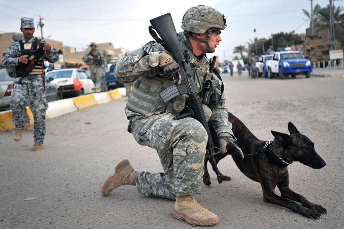 Vojenský policista USA s afghánským kolegou v Hadaru na jihu země. Vojenský policista USA s afghánským kolegou v Hadaru na jihu země.