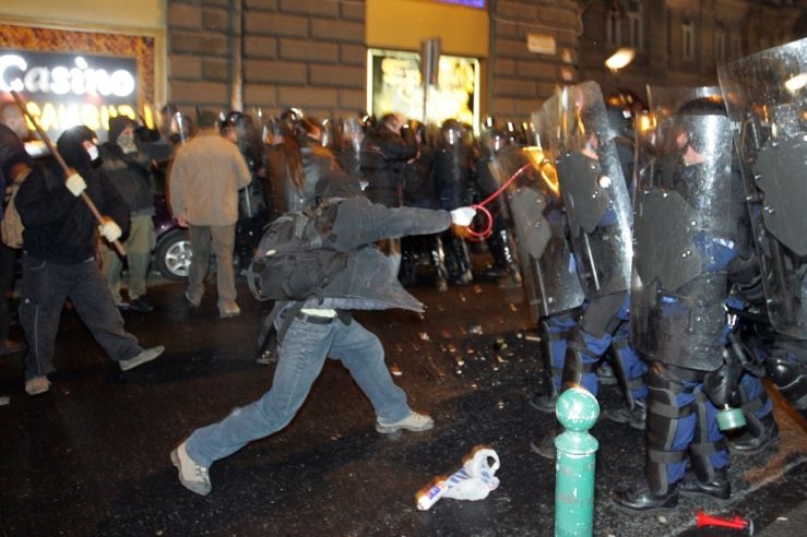 Bitky pravicových radikálů s policií na ulicích Budapešti (2008).
