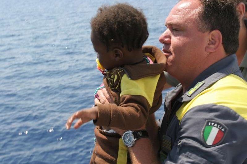 Dáreček z Afriky na Boží hod. Italský celník pomáhá imigrantům.