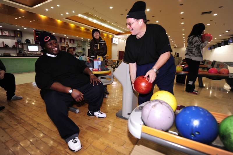 Tři američtí buřtíci hubnou na bowlingu v Číně. Tři američtí buřtíci hubnou na bowlingu v Číně.
