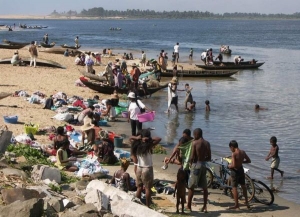 Běžný život na madagaskarské pláži. Bez dvojčat. Ta nosí smůlu.