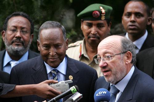 Prezident Abdullahi Yusuf Ahmed (v pravo) se setkal s komisařem pro rozvoj a humanitární pomoc s Louisem Michelem (v levo) na summitu Africké unie 30. ledna 2007. 