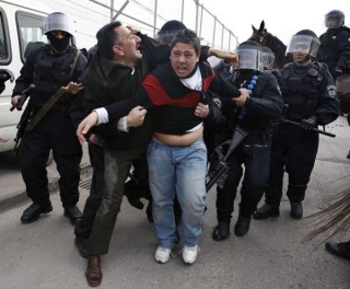 Palestinský otec brání zatýkání syna házejícího kameny -Jeruzalém.