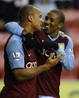 Mladé hvězdy Aston Villy. Gabriel Agbonlahor a Ashley Young.