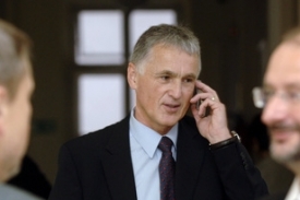 Majitel skupiny Agropol Jiřo Malúš (uprostřed) u soudu.