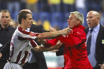 Martin Abraham (v červeném) se nedal svým kapitánem zahanbit