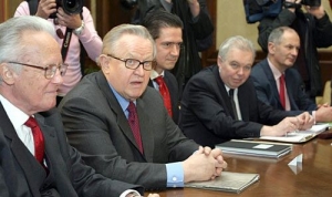 Martti Ahtisaari se svým týmem v Bělehradě v únoru 2007.