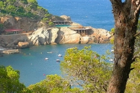 Katalánská pláž Cala d´Aiguafreda v piniových hájích.