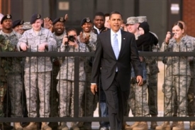 Obama po zdravici s vojáky, kteří odlétají do Iráku.