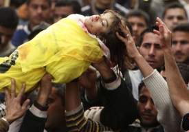 Palestinci pohřbívají čtyřletou Lanu zabitou při izraelských útocích.