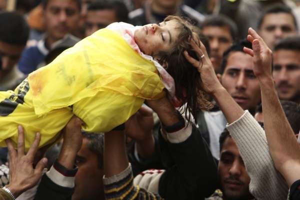 Palestinci pohřbívají čtyřletou Lanu zabitou při izraelských útocích.