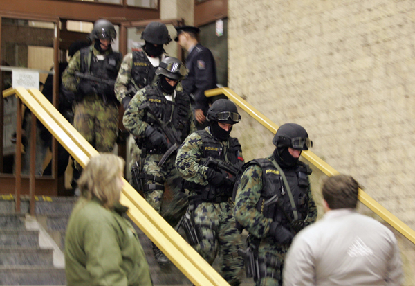 Zásah policejní jednotky v areálu, kde se měl pachatel skrývat.