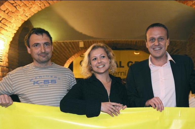 Tři členové výpravy, Miluše Netolická uprostřed. Tři členové výpravy, Miluše Netolická uprostřed.