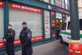 Protikorupčn&iacute; policie obkličuje pražskou směn&aacute;rnu Aktiv Change.