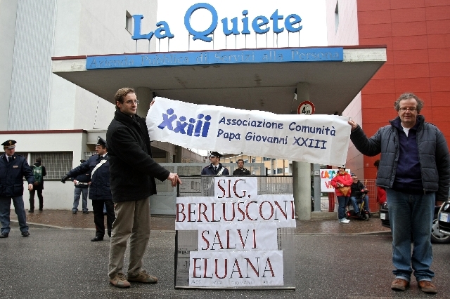 Aktivisté vyzývají Berlusconiho: Zachraňte Eluanu!