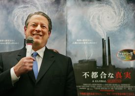 Al Gore v Tokiju na autogramiádě své knihy