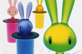 Potřebujete podržet brčko? Pořiďte si plastov&eacute;ho u&scaron;&aacute;ka od Alessi.