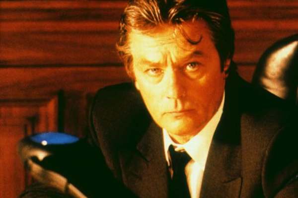 Alain Delon si dal k narozeninám divadelní hru. (Ilustrační foto) 