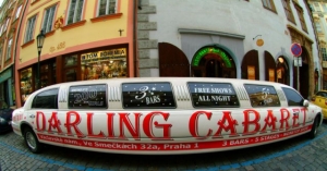 Limuz&iacute;na zn&aacute;m&eacute;ho klubu Darling cabaret.