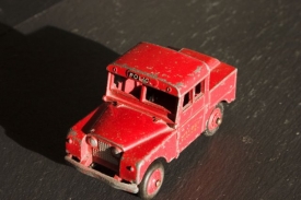 Takto vypadala autíčka firmy Dinky Toys v polovině padesátých let.
