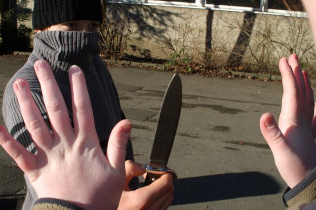 V Británii zákon odnynějška umožňuje aktivní obranu. V Británii zákon odnynějška umožňuje aktivní obranu.