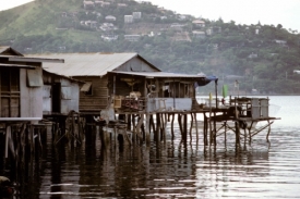 Chatrče v z&aacute;livu v hlavn&iacute;m městě Port Moresby.