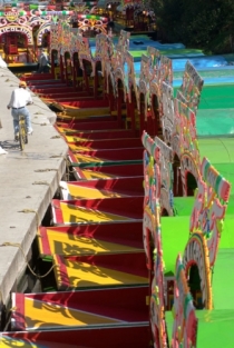 Mexick&eacute; gondoly se jmenuj&iacute; trajineras. Jeden z kan&aacute;lů v Xochimilcu.