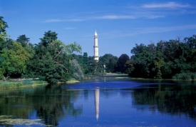 Lednick&yacute; minaret přes vodu.