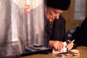 Devalvace rublu hrozí, lidé vybírají vklady z bank.