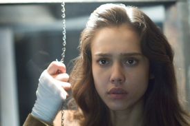 Jessica Alba jako dívka s očima někoho jiného v hororu Oko.
