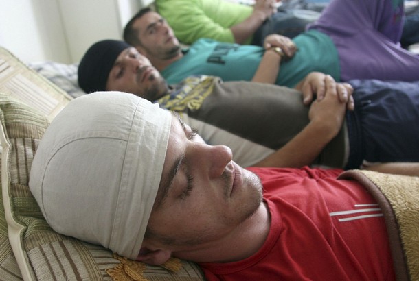 Zrannění obyvatelé Gërdeku po explozi muničního skladu (2008).