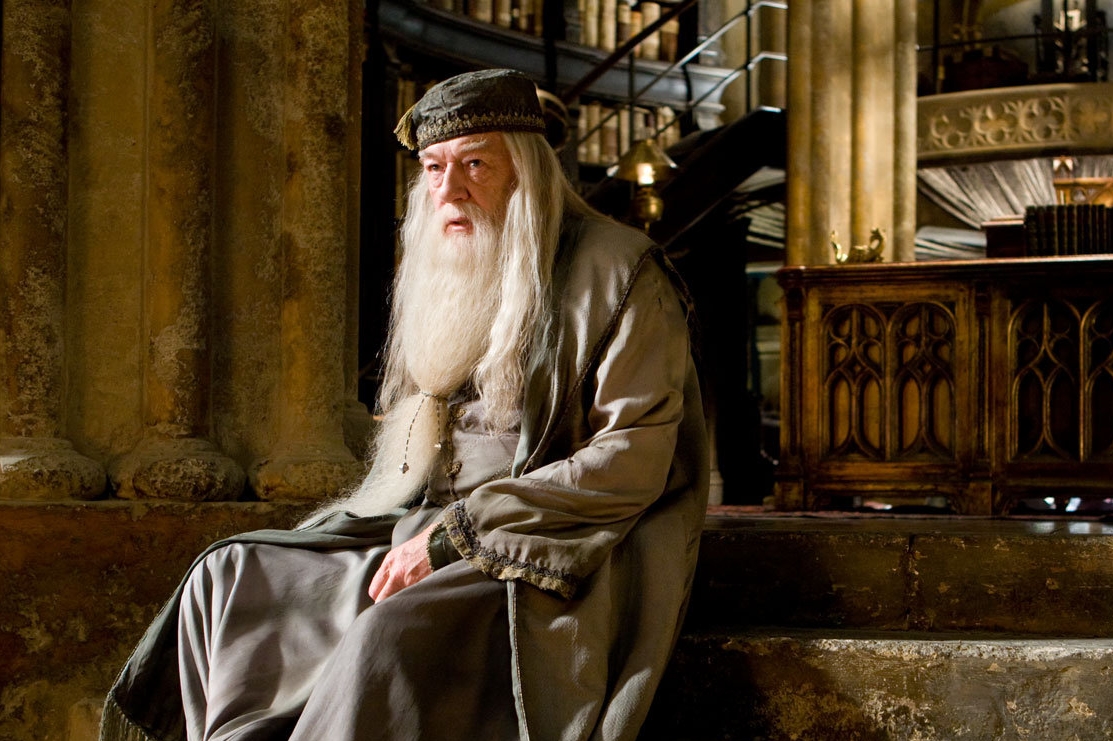 Příběhy zanechal Hermioně Grangerové Albus Brumbál.
