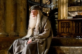 Příběhy zanechal Hermioně Grangerové Albus Brumbál.
