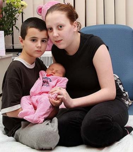 Mladá rodinka: Alfie, jeho patnáctiletá přítelkyně ajejich dcera.